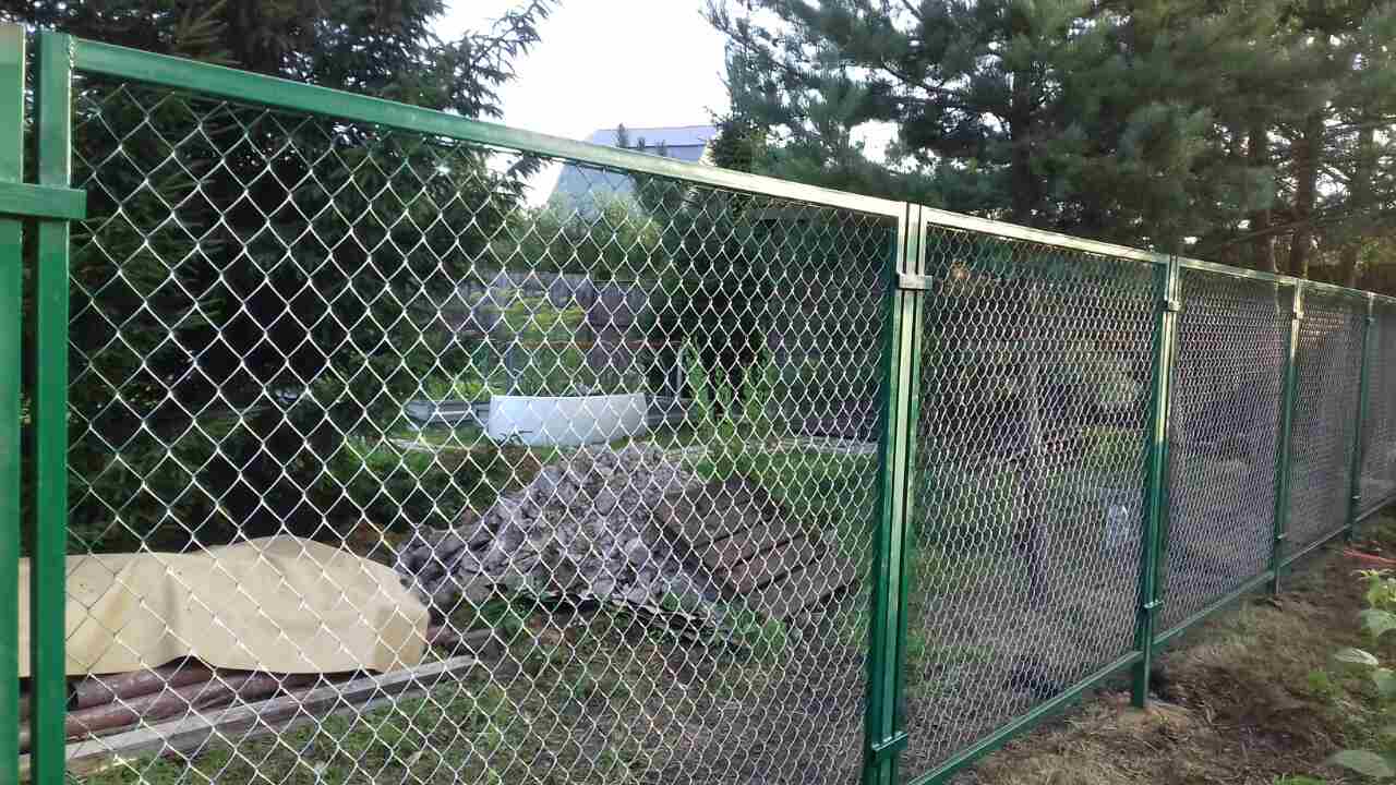 Секционный забор из сетки рабица